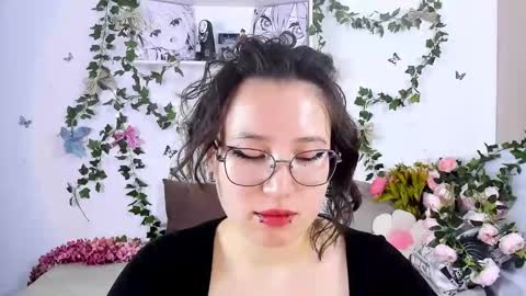 Snapshot of eileenwee chatting on 12.29.24 liasama online show from 12.29.24