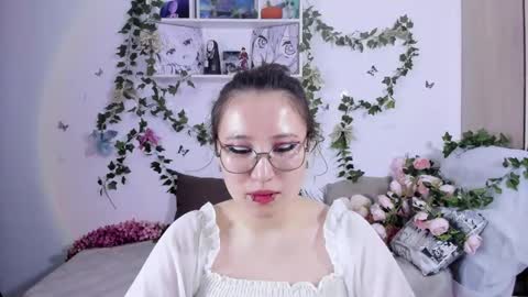 Snapshot of eileenwee chatting on 12.30.24 liasama online show from 12.30.24