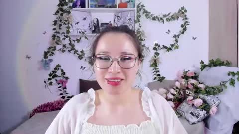 Snapshot of eileenwee chatting on 12.30.24 liasama online show from 12.30.24