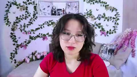 Snapshot of eileenwee chatting on 12.31.24 liasama online show from 12.31.24