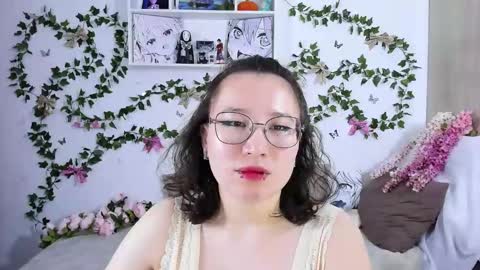 Snapshot of eileenwee chatting on 01.02.25 liasama online show from 01.02.25