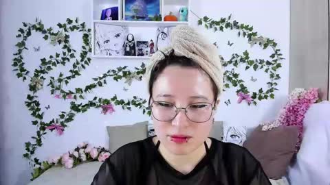 Snapshot of eileenwee chatting on 01.04.25 liasama online show from 01.04.25