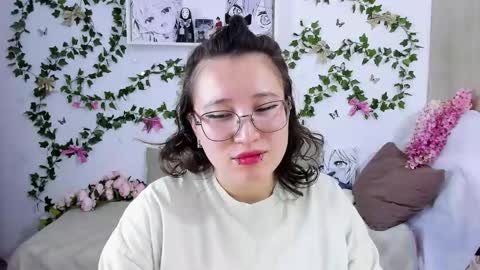 Snapshot of eileenwee chatting on 01.05.25 liasama online show from 01.05.25