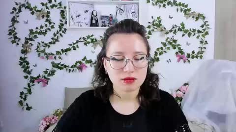 Snapshot of eileenwee chatting on 01.10.25 liasama online show from 01.10.25