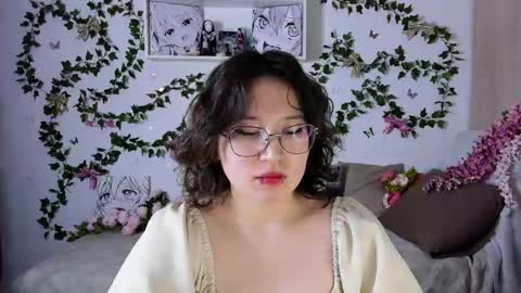 Snapshot of eileenwee chatting on 01.11.25 liasama online show from 01.11.25