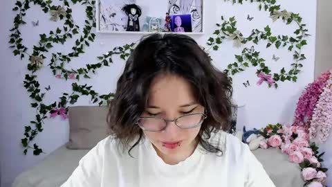 Snapshot of eileenwee chatting on 01.25.25 liasama online show from 01.25.25