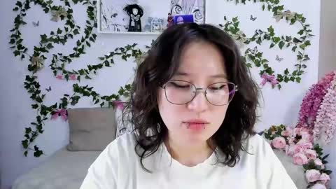 Snapshot of eileenwee chatting on 01.25.25 liasama online show from 01.25.25