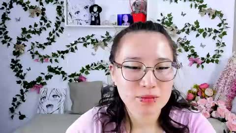 Snapshot of eileenwee chatting on 02.01.25 liasama online show from 02.01.25