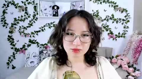 Snapshot of eileenwee chatting on 02.05.25 liasama online show from 02.05.25