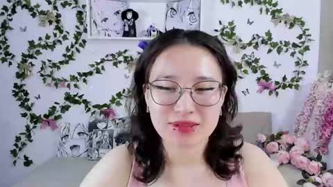 Snapshot of eileenwee chatting on 02.06.25 liasama online show from 02.06.25