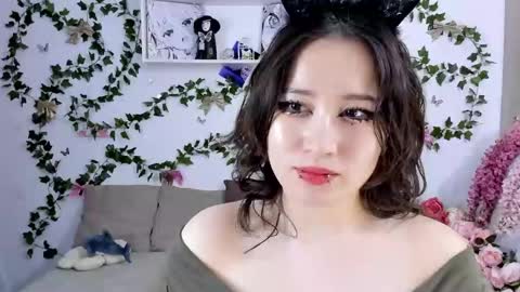 Snapshot of eileenwee chatting on 02.10.25 liasama online show from 02.10.25