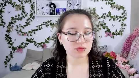 Snapshot of eileenwee chatting on 02.12.25 liasama online show from 02.12.25