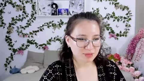 Snapshot of eileenwee chatting on 02.12.25 liasama online show from 02.12.25