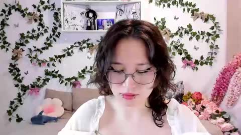 Snapshot of eileenwee chatting on 02.14.25 liasama online show from 02.14.25