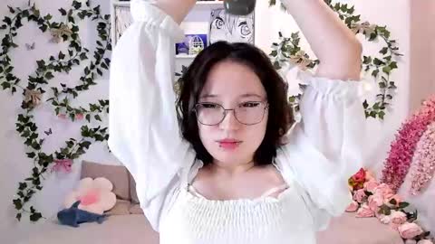 Snapshot of eileenwee chatting on 02.14.25 liasama online show from 02.14.25