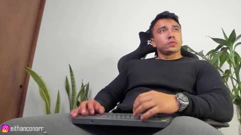Snapshot of eithanconor1 chatting on 09.12.25 EITHAN CONOR online show from 09.12.25