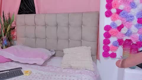 Snapshot of elalove_ chatting on 02.24.25 Ela online show from 02.24.25