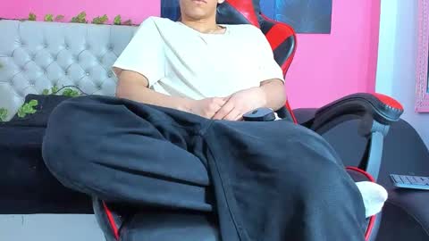 Snapshot of elangiraldo chatting on 11.13.25 Elan Giralon online show from 11.13.25