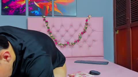 Snapshot of elangiraldo chatting on 11.19.25 Elan Giralon online show from 11.19.25