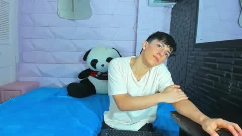 Snapshot of elangiraldo chatting on 11.25.25 Elan Giralon online show from 11.25.25