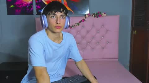 Snapshot of elangiraldo chatting on 11.26.25 Elan Giralon online show from 11.26.25