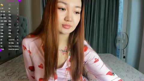 Snapshot of elarahaze chatting on 09.10.25 Elara online show from 09.10.25