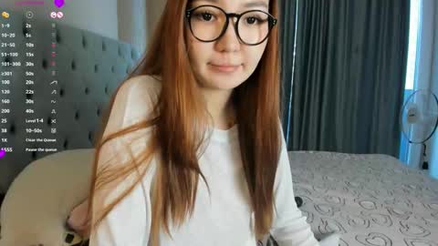 Snapshot of elarahaze chatting on 09.11.25 Elara online show from 09.11.25