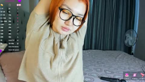 Snapshot of elarahaze chatting on 09.20.25 Elara online show from 09.20.25