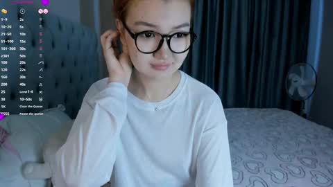 Snapshot of elarahaze chatting on 09.28.25 Elara online show from 09.28.25