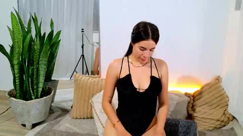 elaravennori online show from 12.20.25