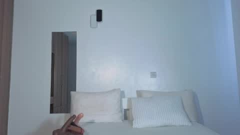 Snapshot of elegant_ebony chatting on 10.21.25 Nika online show from 10.21.25