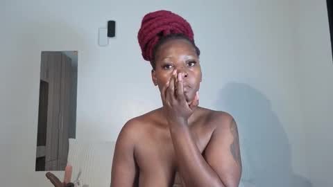 Snapshot of elegant_ebony chatting on 10.30.25 Nika online show from 10.30.25