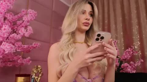 Snapshot of eleineblue chatting on 11.25.25 Eleine online show from 11.25.25