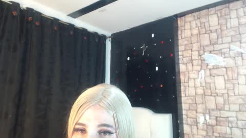 Snapshot of elektra_doll chatting on 11.20.25 elektra_doll online show from 11.20.25