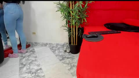 Snapshot of elena_and_derek chatting on 12.09.24 Elena Derek online show from 12.09.24