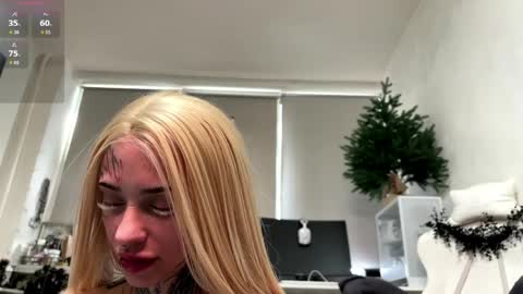 Snapshot of elenacastellani chatting on 04.09.26 Mia online show from 04.09.26