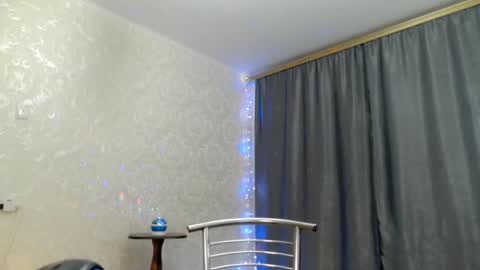 Snapshot of elenaza chatting on 12.22.25 elenaza online show from 12.22.25