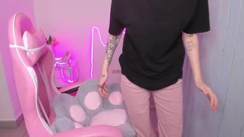 Snapshot of elieiza_xo chatting on 10.14.25 elieiza_xo online show from 10.14.25