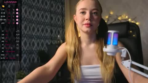 Snapshot of elina_wilgauch chatting on 12.03.25 Elina online show from 12.03.25