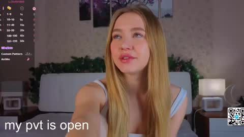 Snapshot of elina_wilgauch chatting on 12.15.25 Elina online show from 12.15.25