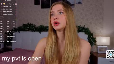 Snapshot of elina_wilgauch chatting on 12.20.25 Elina online show from 12.20.25