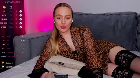 Snapshot of elissluvv chatting on 02.06.25 Eliss online show from 02.06.25