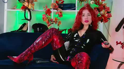 Snapshot of ella_kross chatting on 09.25.25 ella_kross online show from 09.25.25