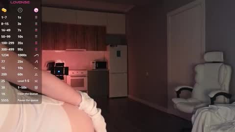 Snapshot of ella_lee15 chatting on 09.15.25 Lee online show from 09.15.25