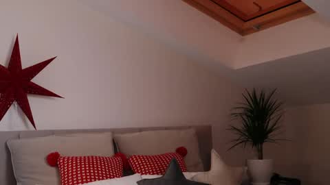 Snapshot of ella_twinkle chatting on 12.13.24 Ella online show from 12.13.24