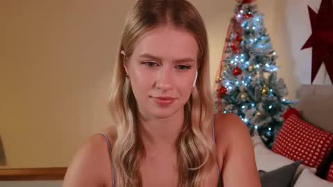 Snapshot of ella_twinkle chatting on 12.22.24 Ella online show from 12.22.24