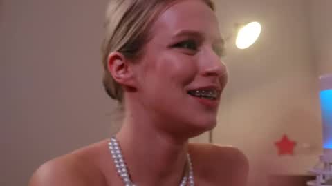 Snapshot of ella_twinkle chatting on 01.18.25 Ella online show from 01.18.25