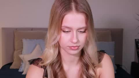 Snapshot of ella_twinkle chatting on 02.22.25 Ella online show from 02.22.25