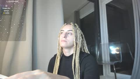 Snapshot of ella_vee chatting on 10.24.25 ella_vee online show from 10.24.25