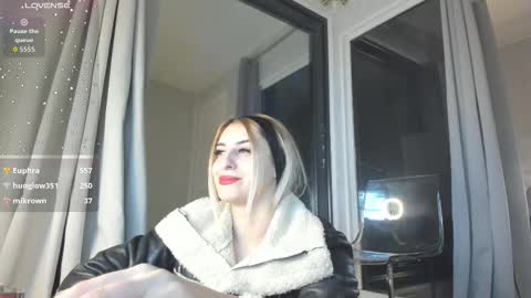 Snapshot of ella_vee chatting on 10.31.25 ella_vee online show from 10.31.25